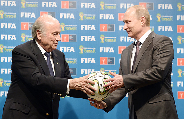 Josepp Blatter e Vladimir Putin em cerimnia de transmisso da Copa do Mundo  Rssia, em 2014