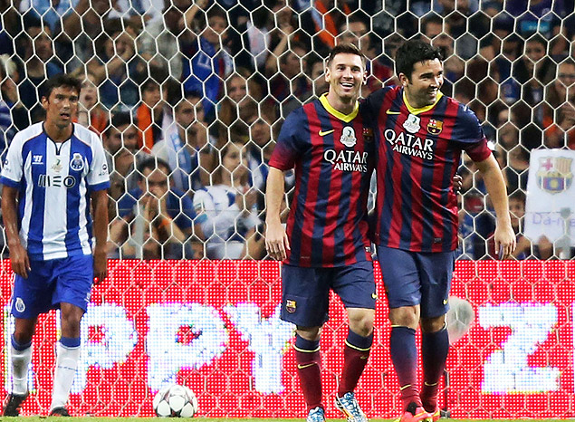 Com a camisa do Barcelona, Deco comemora ao lado de Messi um dos gols marcados em partida-exibio que marcou a despedida do meia luso-brasileiro; jogo terminou empatado em 4 a 4