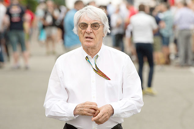 Detentor dos direitos comerciais da F-1, Bernie Ecclestone caminha pelo circuito antes de GP da Alemanha