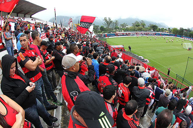 Cerca de mil torcedores acompanham treino do Flamengo na Gvea