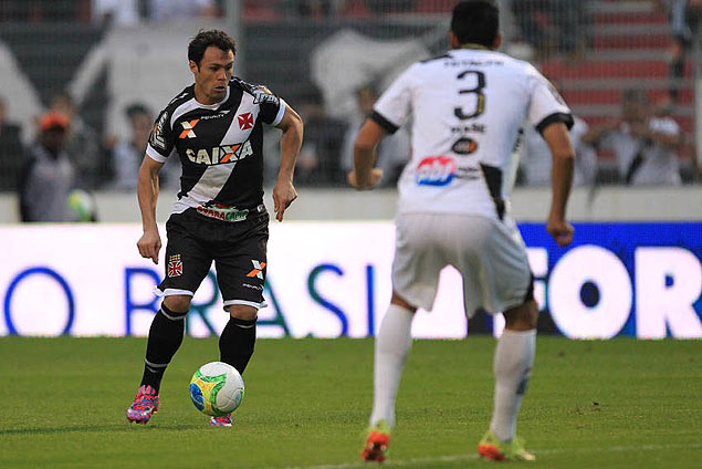 O atacante Kleber, do Vasco, conduz bola durante jogo contra a Ponte Preta