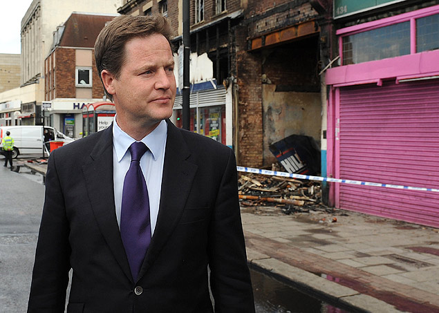 Vice-primeiro-ministro da Gr-Bretanha, Nick Clegg, observa danos causados por protestos, em 2011