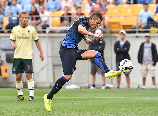 Stevan Jovetic, do Manchester City, chuta para marcar um de seus gols contra o Milan