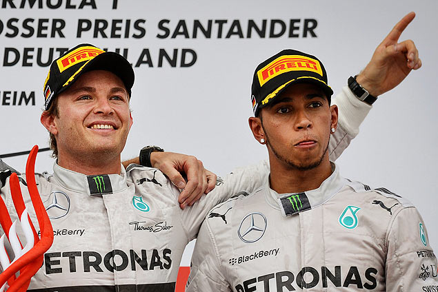 O alemo Nico Rosberg (esq.) e o ingls Lewis Hamilton no pdio do GP da Alemanha, dia 20 de julho