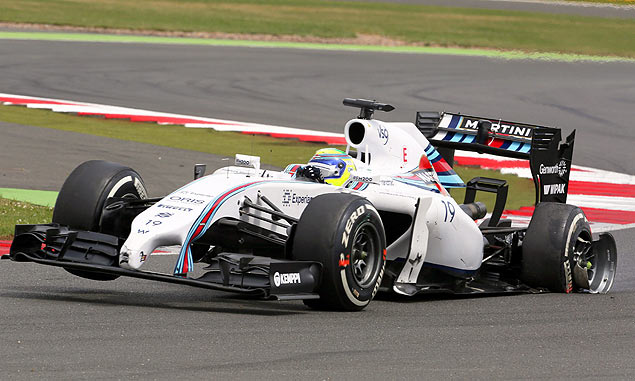 Felipe Massa tenta segurar o carro aps acidente com Raikkonen