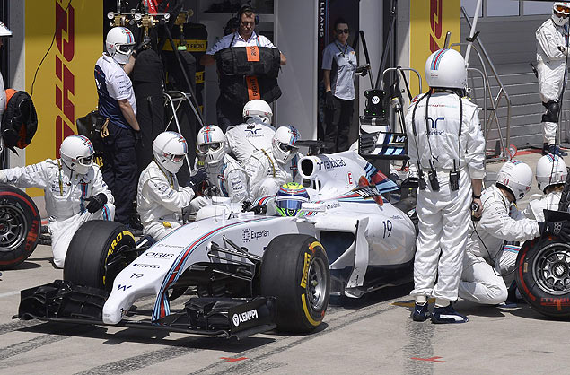 Felipe Massa nos boxes durante o GP da ustria