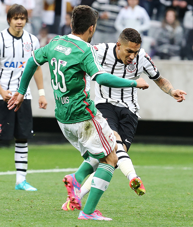 Guerrero finaliza durante jogo contra o Palmeiras
