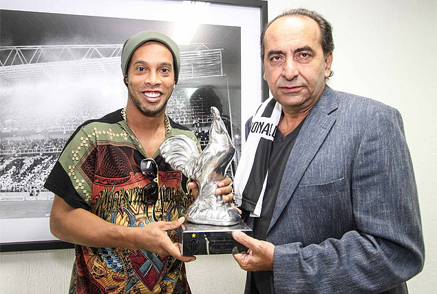 Ronaldinho recebe Galo de Prata de Alexandre Kalil, presidente do Atltico-MG