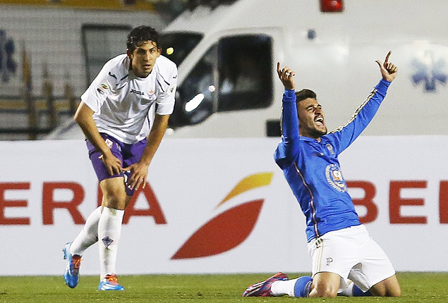 Victor Luis comemora gol marcado contra a Fiorentina em julho