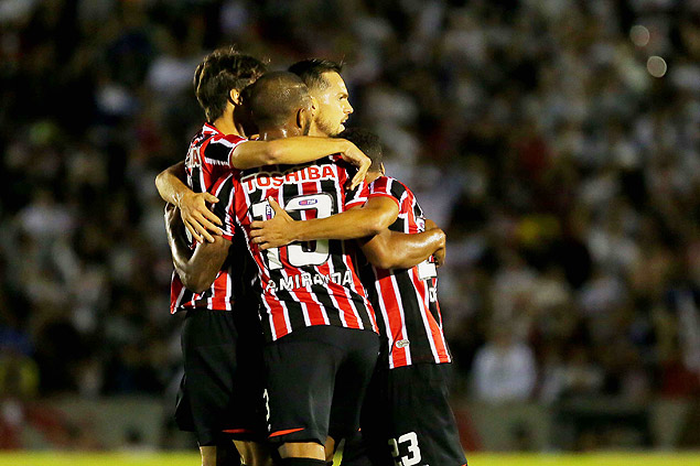 Jogadores do São Paulo comemoram gol contra o Bragantino, em Ribeirão Preto 