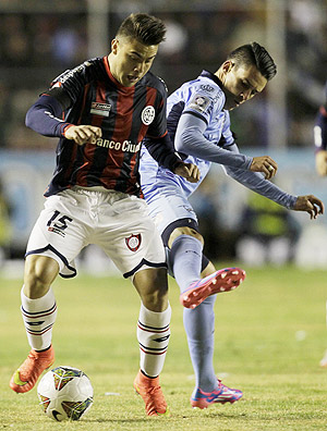 Villalba ( esquerda), do San Lorenzo, disputa a bola com Miranda, do Bolvar, na capital boliviana