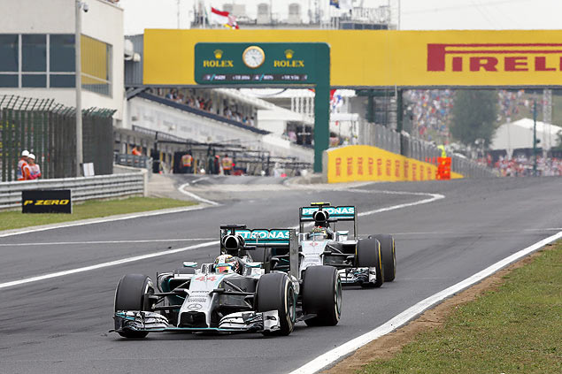 Hamilton ( frente) se defende do ataque de Rosberg no GP da Hungria