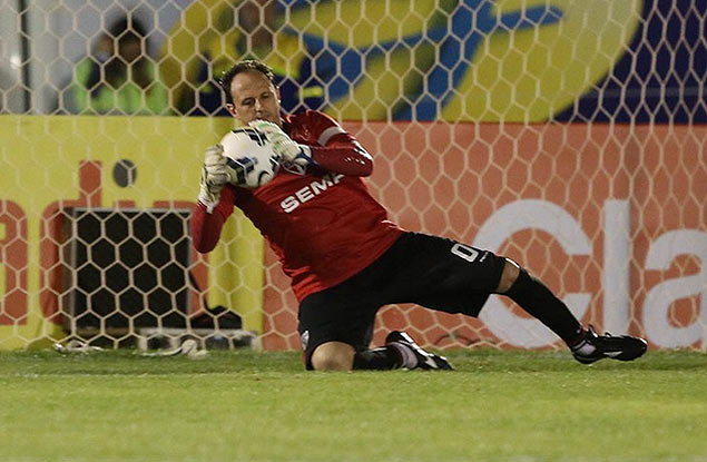Rogério Ceni defende chute durante jogo do São Paulo