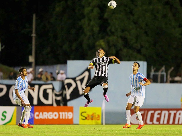 Lance entre Londrina e Santos pela Copa do Brasil