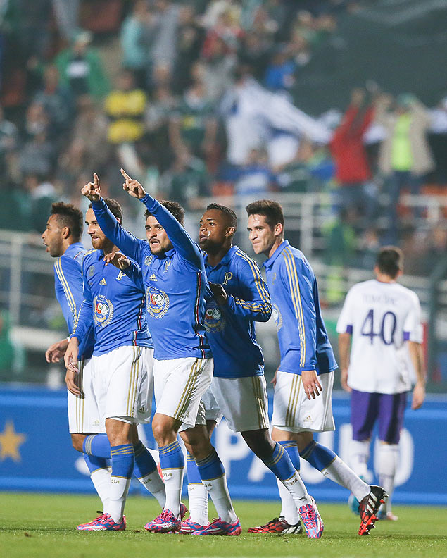 Victor Luis ergue os braos para comemorar o seu gol para o Palmeiras contra a Fiorentina