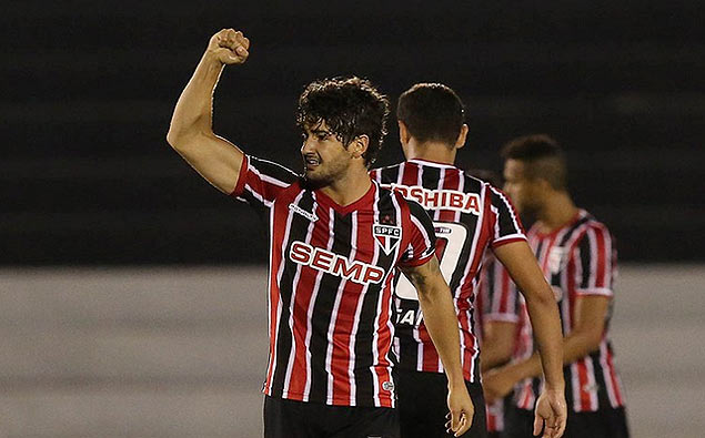 Pato festeja seu gol de pnalti na vitria do So Paulo sobre o Bragantino