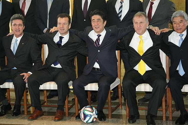 Dunga (esq.),primeiro-ministro japons, Shinzo Abe, e Zico (dir.) durante evento em Braslia
