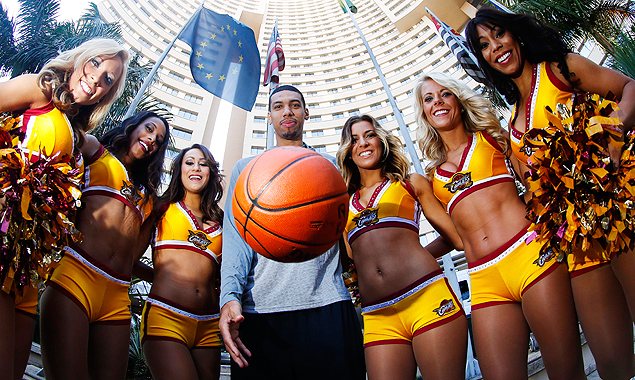 O ala Danny Green, do San Antonio Spurs, posa para fotos com as danarinas do Cleveland Cavaliers