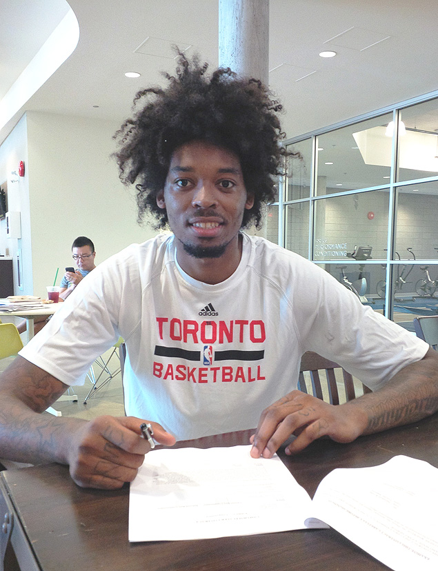 O piv brasileiro Lucas Beb Nogueira assina contrato com o Toronto Raptors