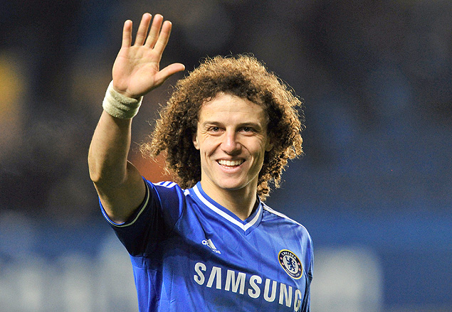 Chelsea's Brazilian defender David Luiz waves to friends following victory in the English Premier League football match between Chelsea and Swansea City at Stamford Bridge in London on December 26, 2013. Chelsea won 1-0. AFP PHOTO / GLYN KIRK RESTRICTED TO EDITORIAL USE. No use with unauthorized audio, video, data, fixture lists, club/league logos or &#147;live&#148; services. Online in-match use limited to 45 images, no video emulation. No use in betting, games or single club/league/player publications. ORG XMIT: KIR031