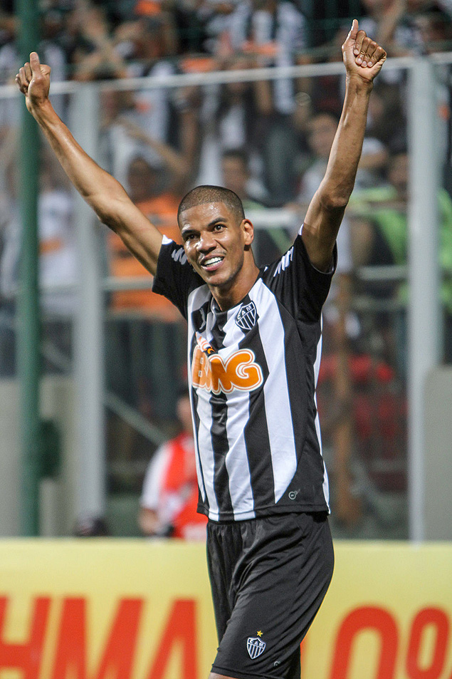 O zagueiro Leonardo Silva comemora um dos gols do Atltico-MG sobre o Atltico-PR