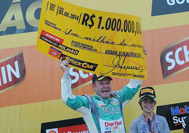 Rubens Barrichello comemora no pdio aps vencer a Corrida do Milho, a sua primeira vitria na Stock Car