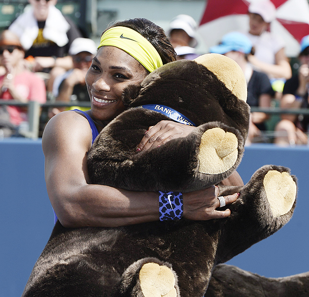 A americana Serena Williams abraa bicho de pelcia que ganhou com o ttulo na Califrnia