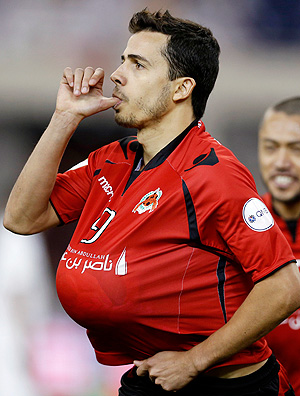 Nilmar comemora gol pelo Al-Rayyan