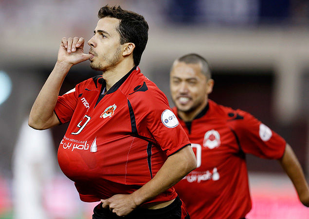 O atacante Nilmar comemora um gol pelo Al-Rayyan