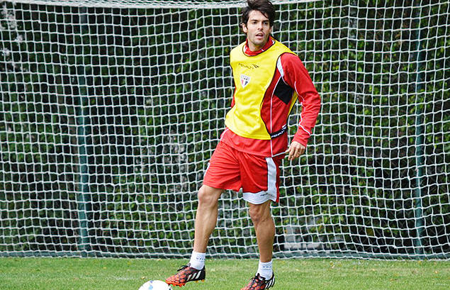 Kak conduz a bola durante treino do So Paulo