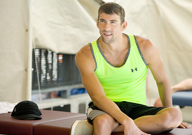 Michael Phelps aguarda por massagem depois de treino, nesta tera (5)