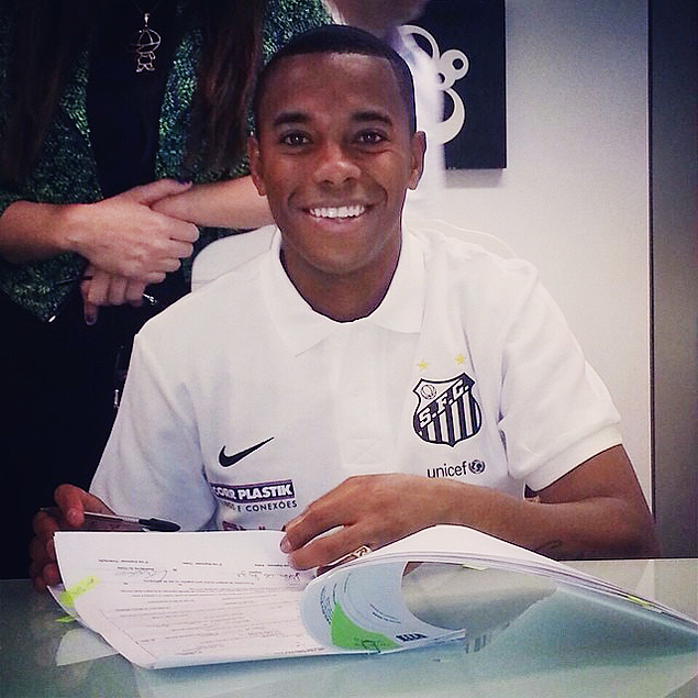 Robinho assina contrato com o Santos