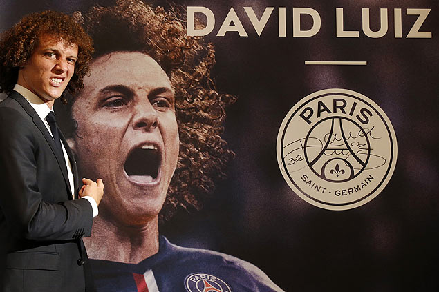 O zagueiro David Luiz posa para fotos aps ser apresentado como novo reforo do PSG
