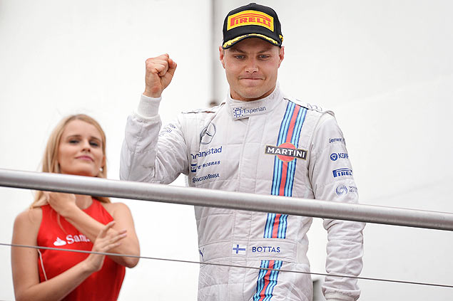 O piloto finlands Valtteri Bottas, da Williams, festeja o segundo lugar na Alemanha