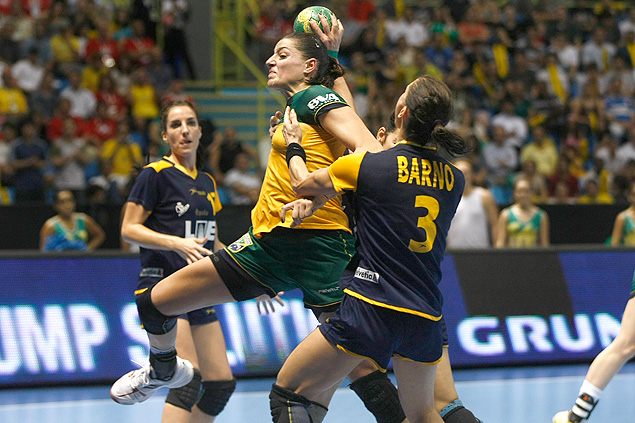 Lance do jogo entre o Brasil e Espanha no Mundial feminino de handebol