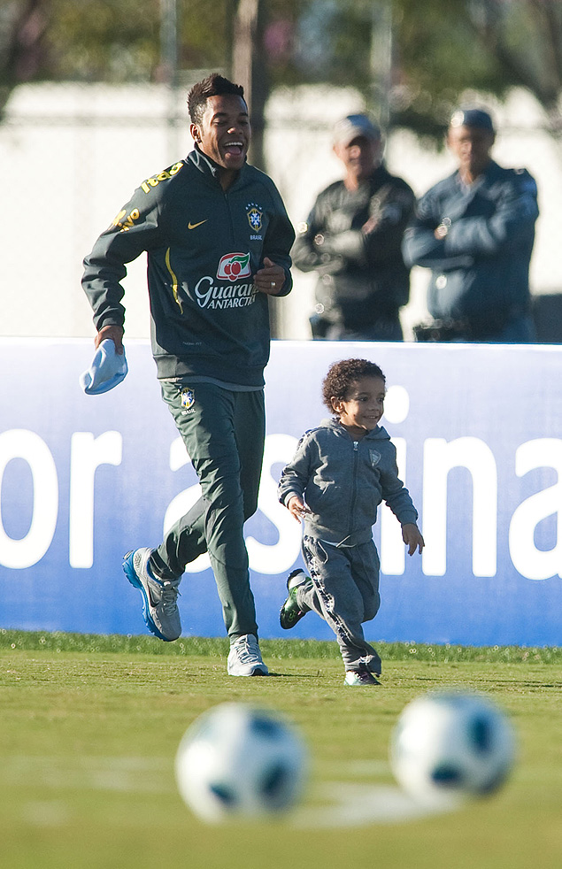 Robinho ao lado de seu filho durante treino da Seleo Brasileira em 2011