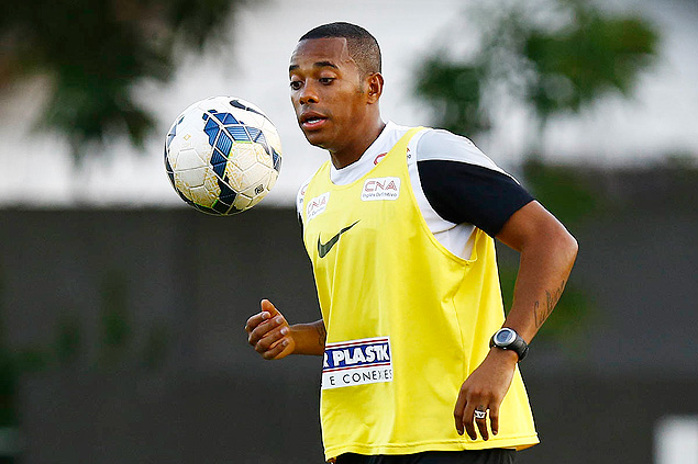 Robinho controla a bola durante treino do Santos