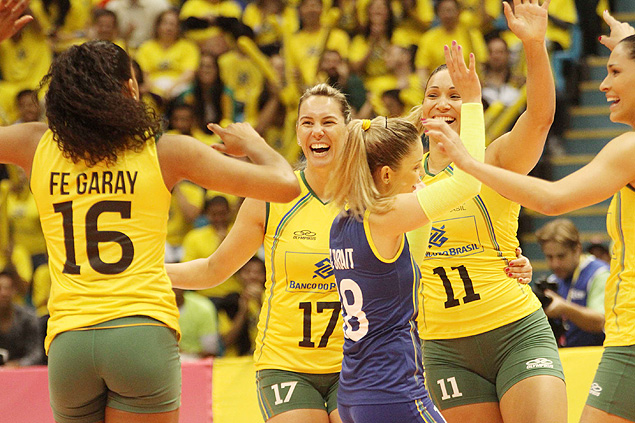 Jogadoras da seleo brasileira comemoram vitria sobre a Rssia