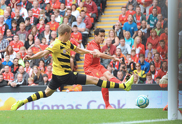 Philippe Coutinho (dir.) chuta durante jogo entre Liverpool e Borussia Dortmund
