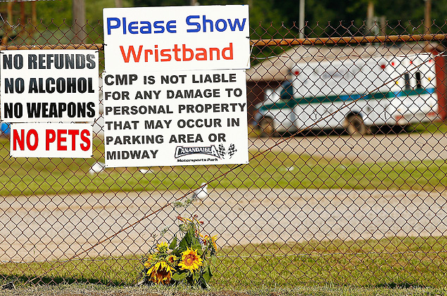 Flores deixadas ao lado da pista de corrida de Canandaigua, no Estado de Nova York, onde o piloto Kevin Ward Jr. morreu aps ser atropelado