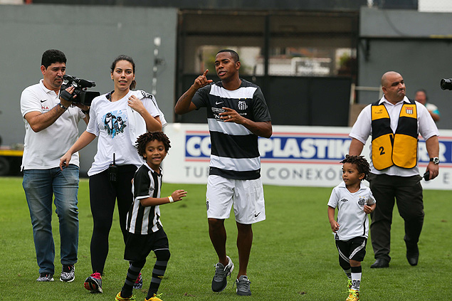 Robinho jogou bola para a torcida acompanhado dos filhos Robson Jnior, 6, e Gianluca, 3