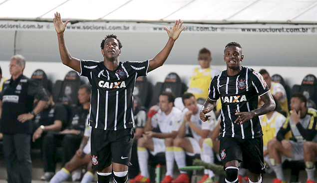 O zagueiro Gil (esq.) comemora um gol pelo Corinthians no Campeonato Brasileiro