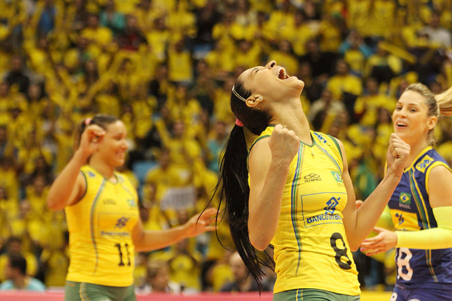 Jogadoras brasileiras comemoram ponto em jogo contra os Estados Unidos pelo Grand Prix de vlei