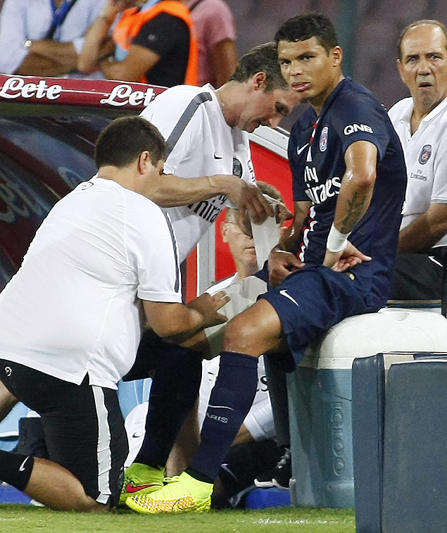 O zagueiro Thiago Silva, do Paris Saint-Germain,  atendido por mdicos aps sentir uma leso