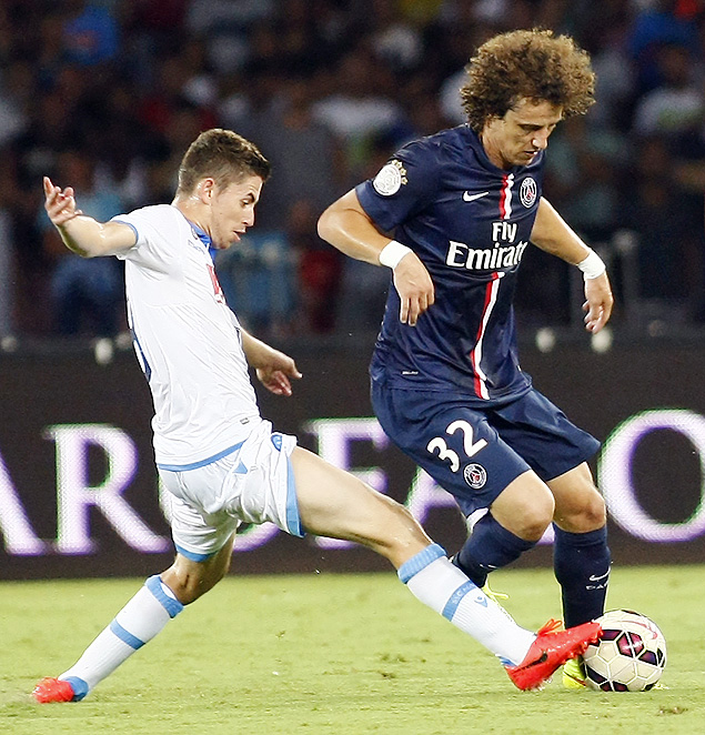 O zagueiro David Luiz (dir.), do Paris Saint-Germain, disputa bola com o tambm brasileiro Jorginho, do Napoli