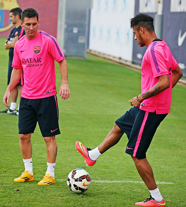 Neymar troca passes com Messi durante treino do Barcelona