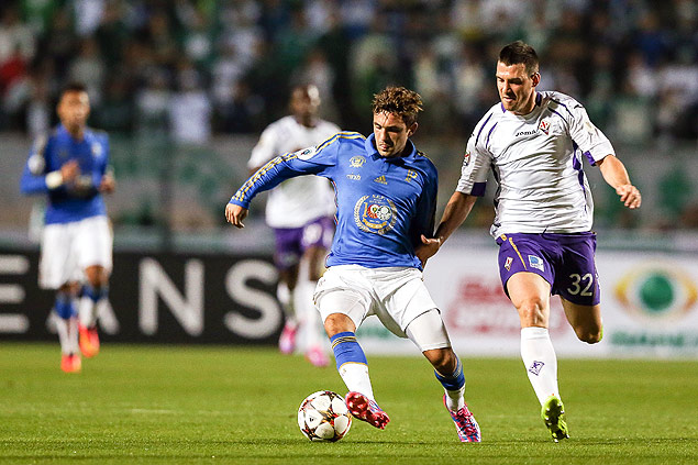 Allione (esq.) durante jogo entre Palmeiras e Fiorentina no Pacaembu