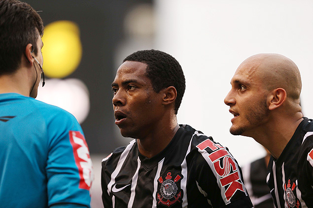 Elias (centro) e o lateral esquerdo Fbio Santos conversam com o rbitro Raphael Claus