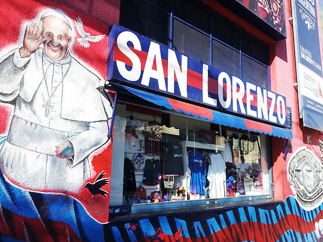 Sede do San Lorenzo, em Boedo, tem a imagem do papa Francisco na entrada da loja
