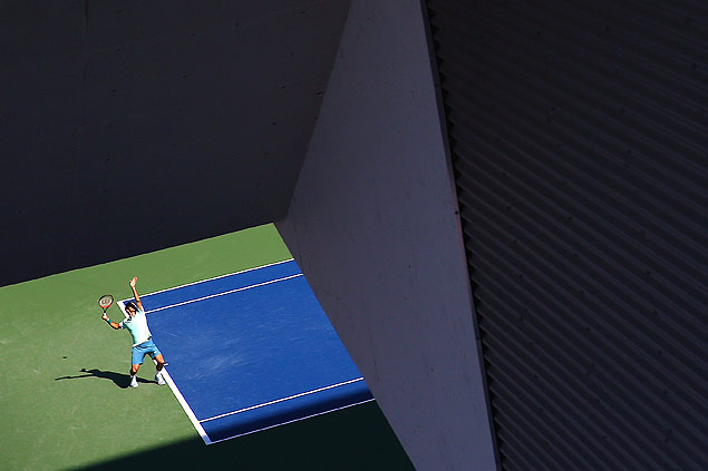 O suo Roger Federer saca contra o canadense Vasek Pospilil, em Cincinnati (EUA)